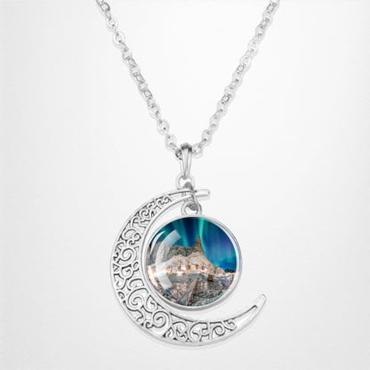 Collier lumineux Aurora Borealis Crescent - Bijoux Northern Light - Collier pendentif cabochon en verre croissant unique - Cadeau parfait pour les amoureux des aurores boréales 