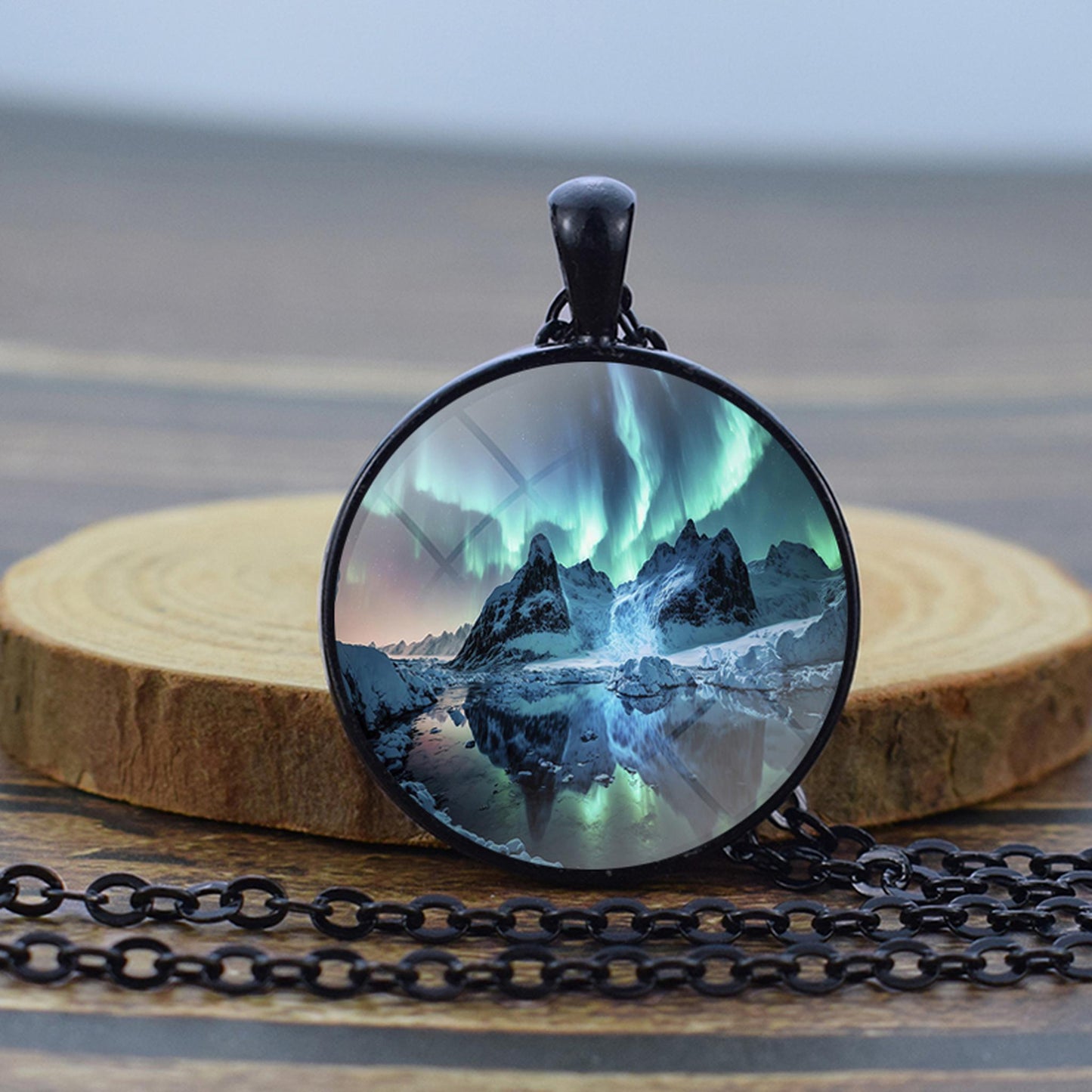 Collier noir lumineux Aurora Borealis - Bijoux Northern Light - Collier pendentif dôme en verre unique - Cadeau parfait pour les amoureux des aurores boréales