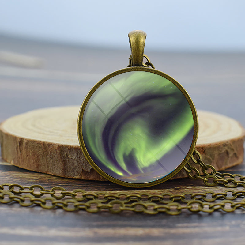 Collier en bronze lumineux Aurora Borealis - Bijoux Northern Light - Collier pendentif dôme en verre unique - Cadeau parfait pour les amoureux des aurores boréales