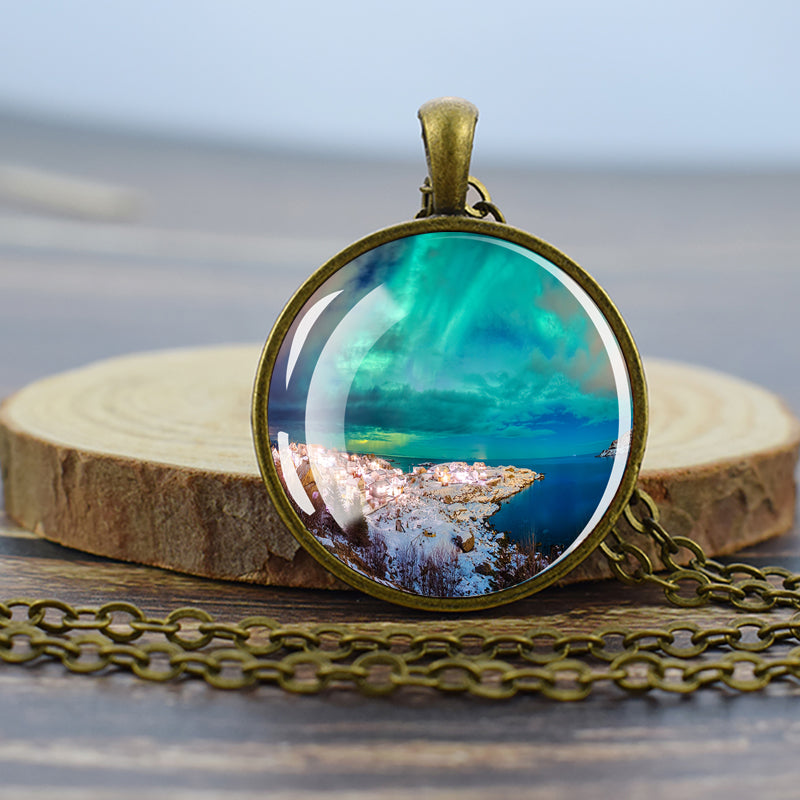 Collier en bronze lumineux Aurora Borealis - Bijoux Northern Light - Collier pendentif dôme en verre unique - Cadeau parfait pour les amoureux des aurores boréales