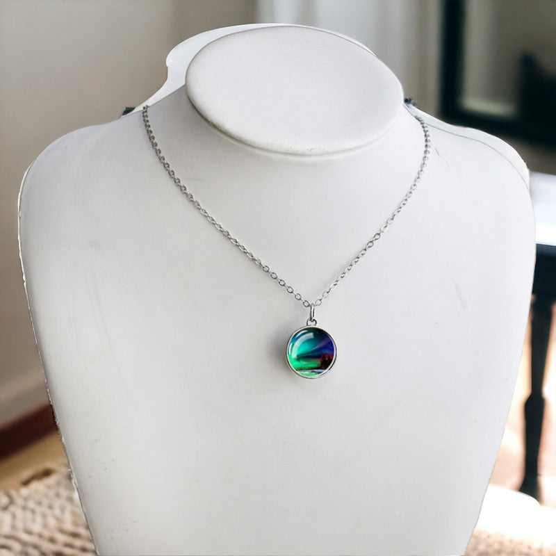 Collier noir lumineux Aurora Borealis - Bijoux Northern Light - Collier pendentif dôme en verre unique - Cadeau parfait pour les amoureux des aurores boréales