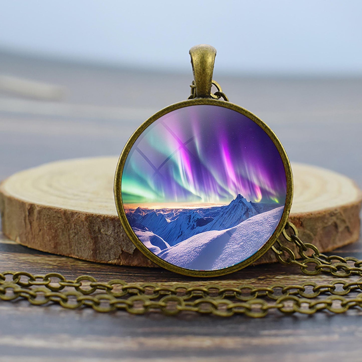 Collier en bronze lumineux Aurora Borealis - Bijoux Northern Light - Collier pendentif dôme en verre unique - Cadeau parfait pour les amoureux des aurores boréales