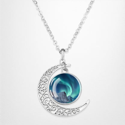 Collier lumineux Aurora Borealis Crescent - Bijoux Northern Light - Collier pendentif cabochon en verre croissant unique - Cadeau parfait pour les amoureux des aurores boréales 