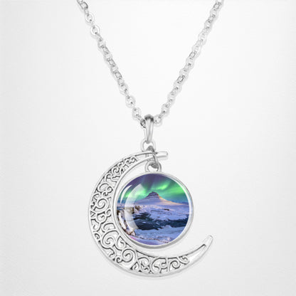 Collier lumineux Aurora Borealis Crescent - Bijoux Northern Light - Collier pendentif cabochon en verre croissant unique - Cadeau parfait pour les amoureux des aurores boréales 