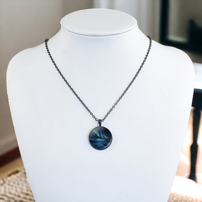 Collier noir lumineux Aurora Borealis - Bijoux Northern Light - Collier pendentif dôme en verre unique - Cadeau parfait pour les amoureux des aurores boréales