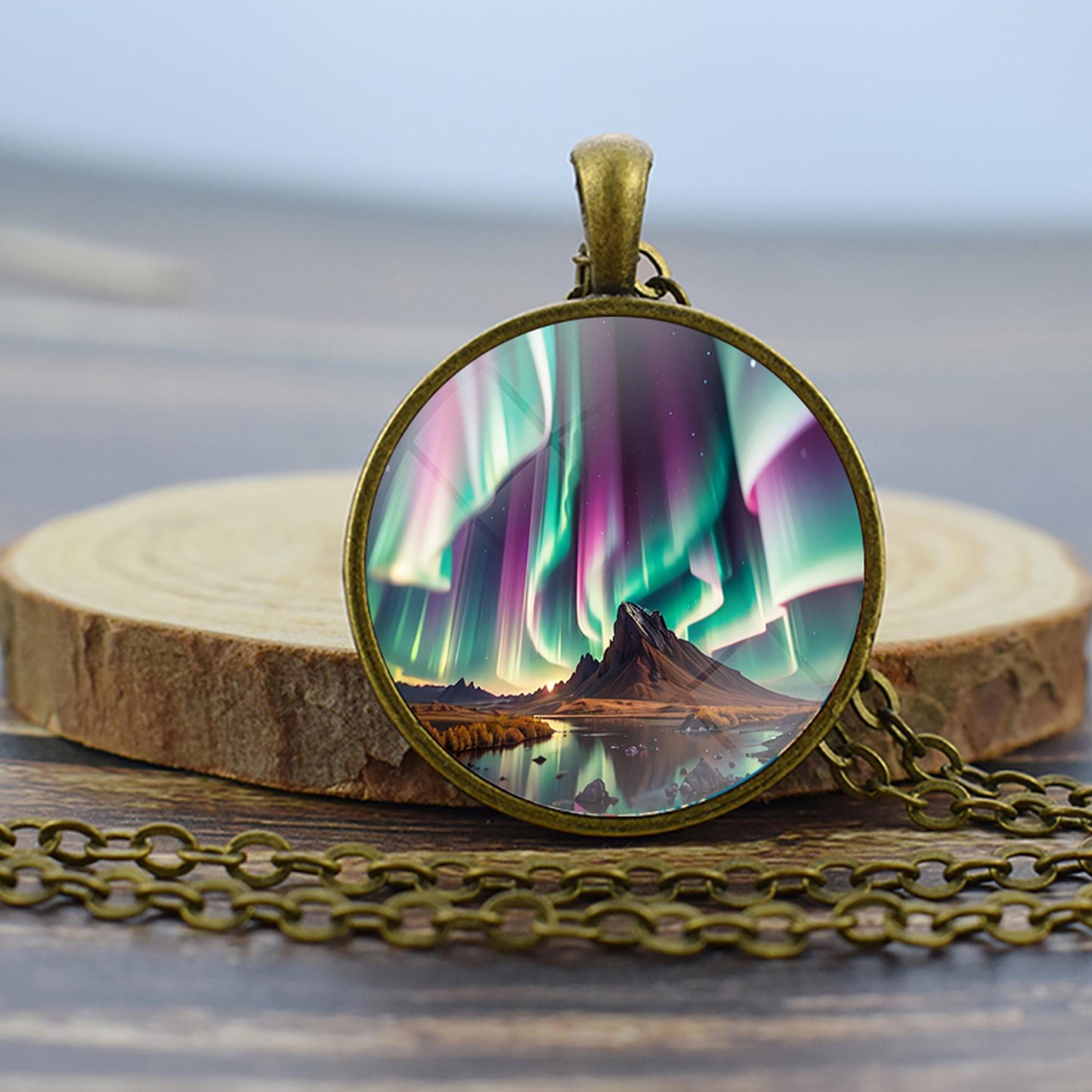 Collier en bronze lumineux Aurora Borealis - Bijoux Northern Light - Collier pendentif dôme en verre unique - Cadeau parfait pour les amoureux des aurores boréales