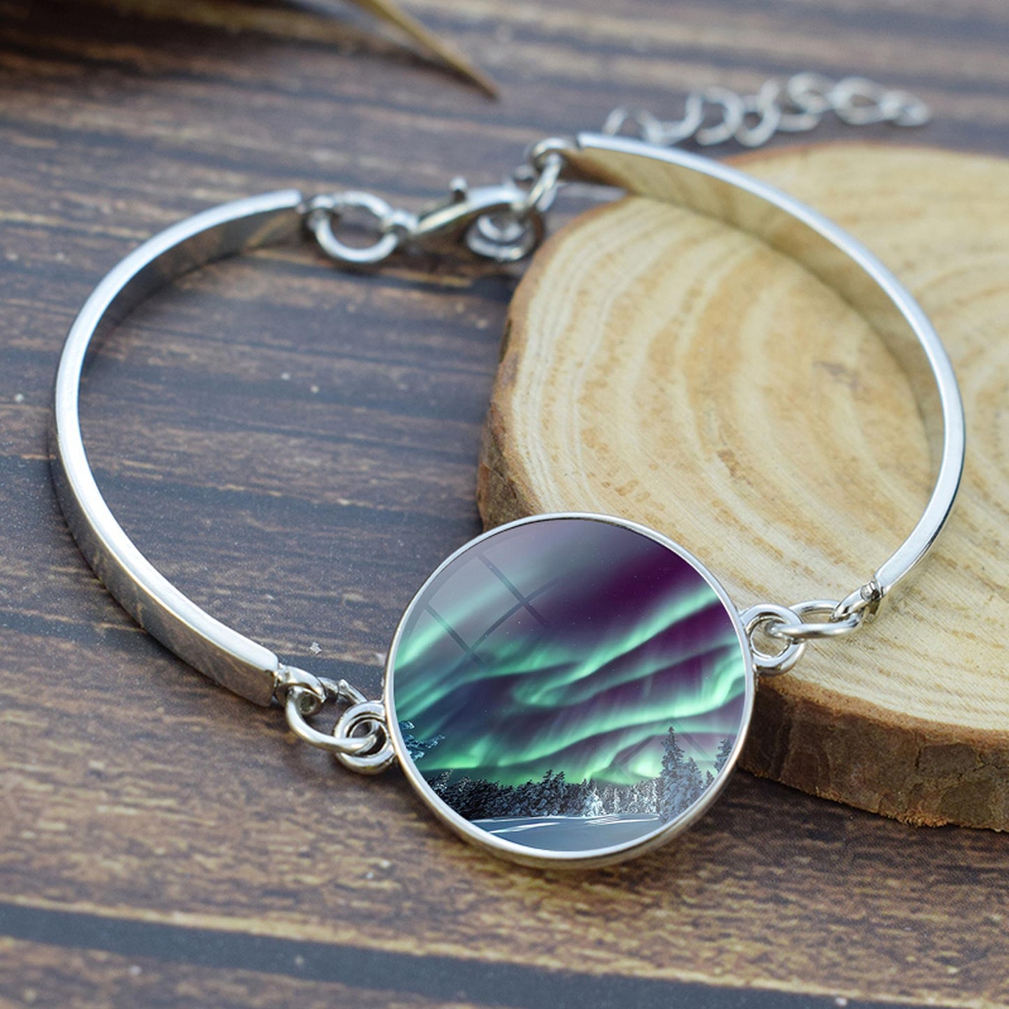 Lichtgevende Aurora Borealis Bangle Bracelet - Northern Light Sieraden - Unieke glazen cabochon verzilverde armband - Perfect Aurora Lovers Gift