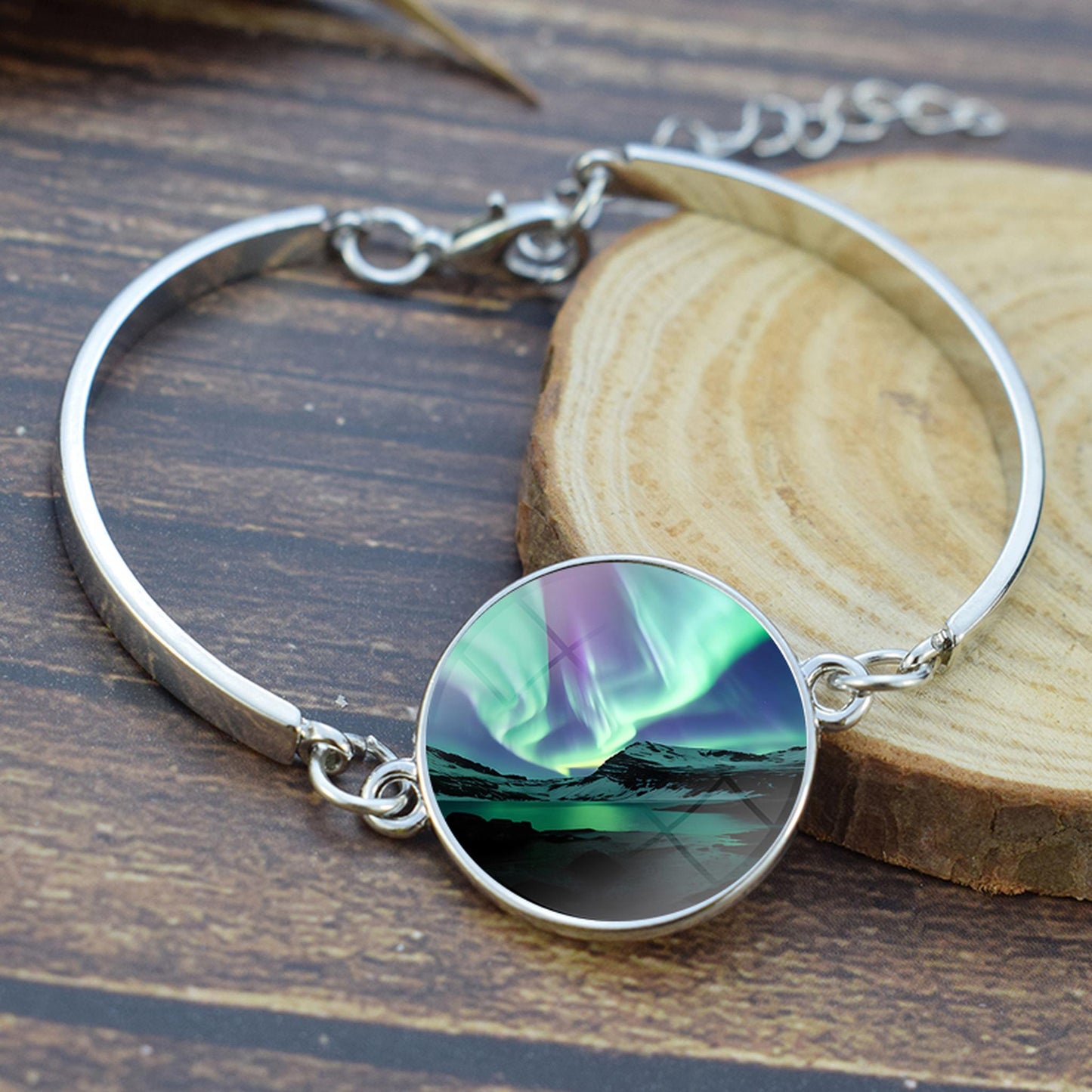 Brazalete luminoso de aurora boreal: joyería de luz del norte con cabujón de vidrio único y baño de plata, el regalo perfecto para amantes de la aurora.