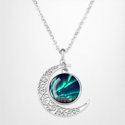 Collier lumineux Aurora Borealis Crescent - Bijoux Northern Light - Collier pendentif cabochon en verre croissant unique - Cadeau parfait pour les amoureux des aurores boréales 