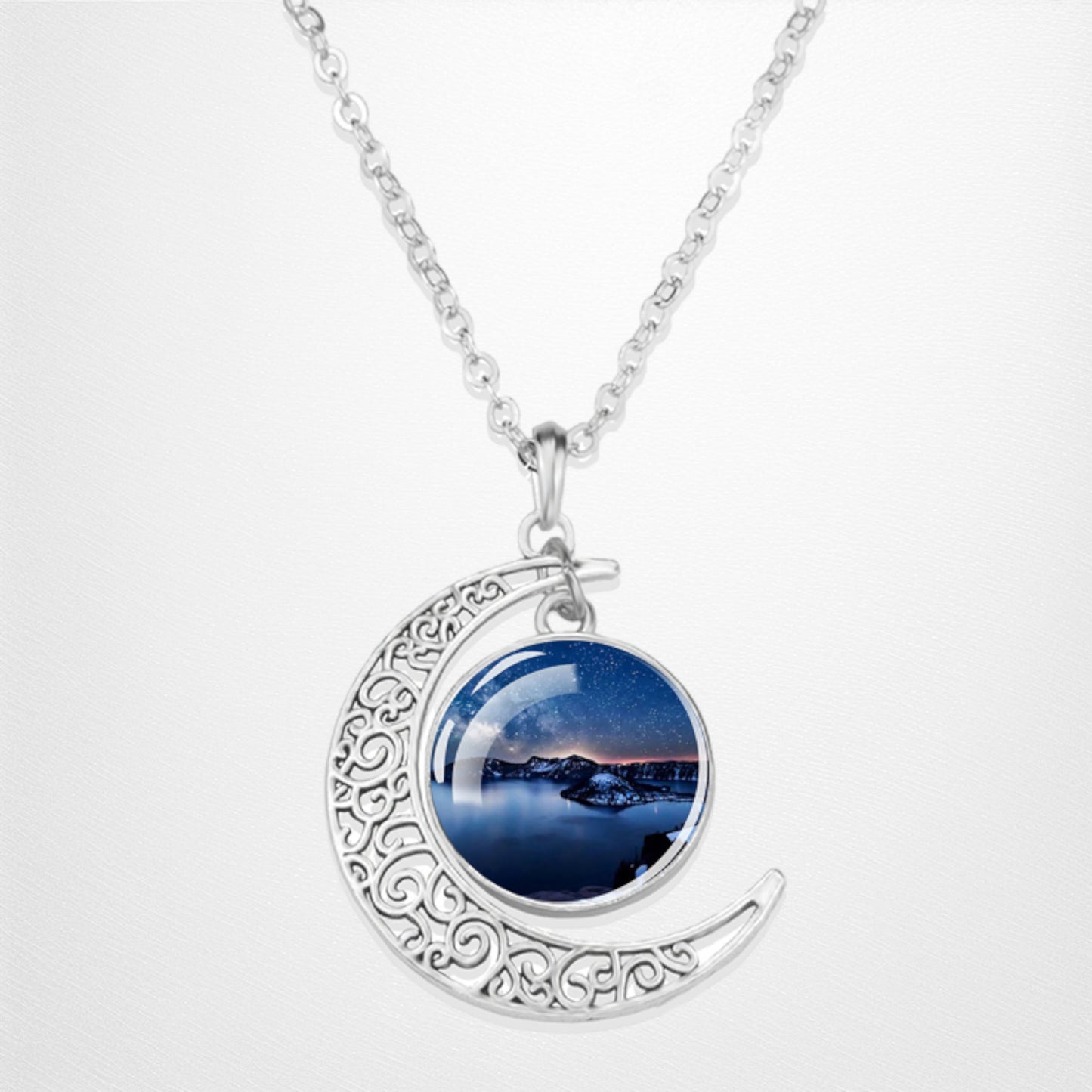 Collier lumineux Aurora Borealis Crescent - Bijoux Northern Light - Collier pendentif cabochon en verre croissant unique - Cadeau parfait pour les amoureux des aurores boréales 