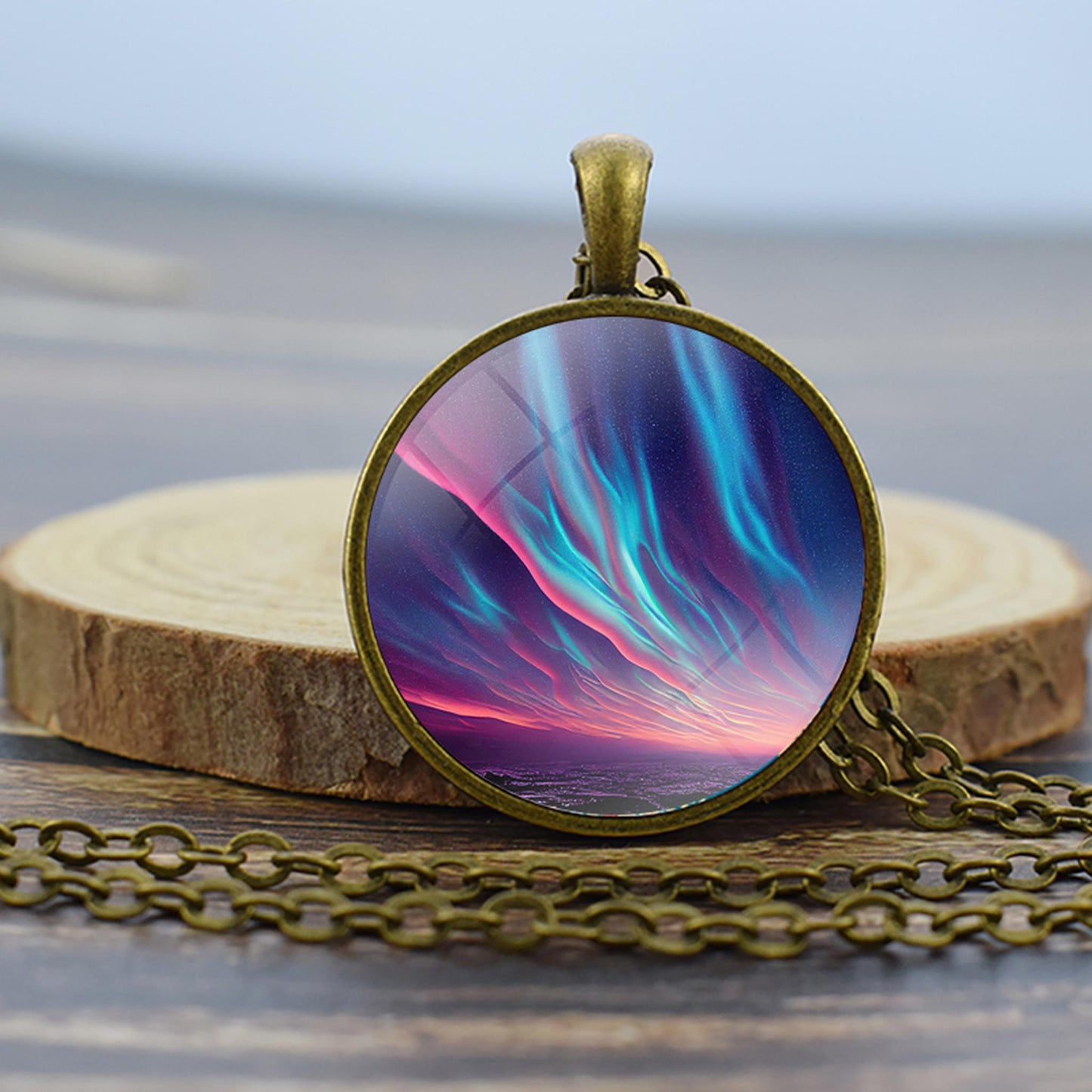 Collier en bronze lumineux Aurora Borealis - Bijoux Northern Light - Collier pendentif dôme en verre unique - Cadeau parfait pour les amoureux des aurores boréales