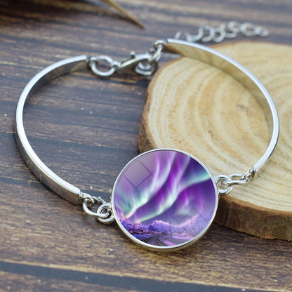 Lichtgevende Aurora Borealis Bangle Bracelet - Northern Light Sieraden - Unieke glazen cabochon verzilverde armband - Perfect Aurora Lovers Gift