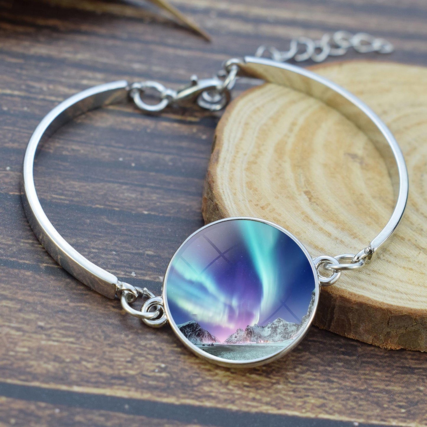 Brazalete luminoso de aurora boreal: joyería de luz del norte con cabujón de vidrio único y baño de plata, el regalo perfecto para amantes de la aurora.