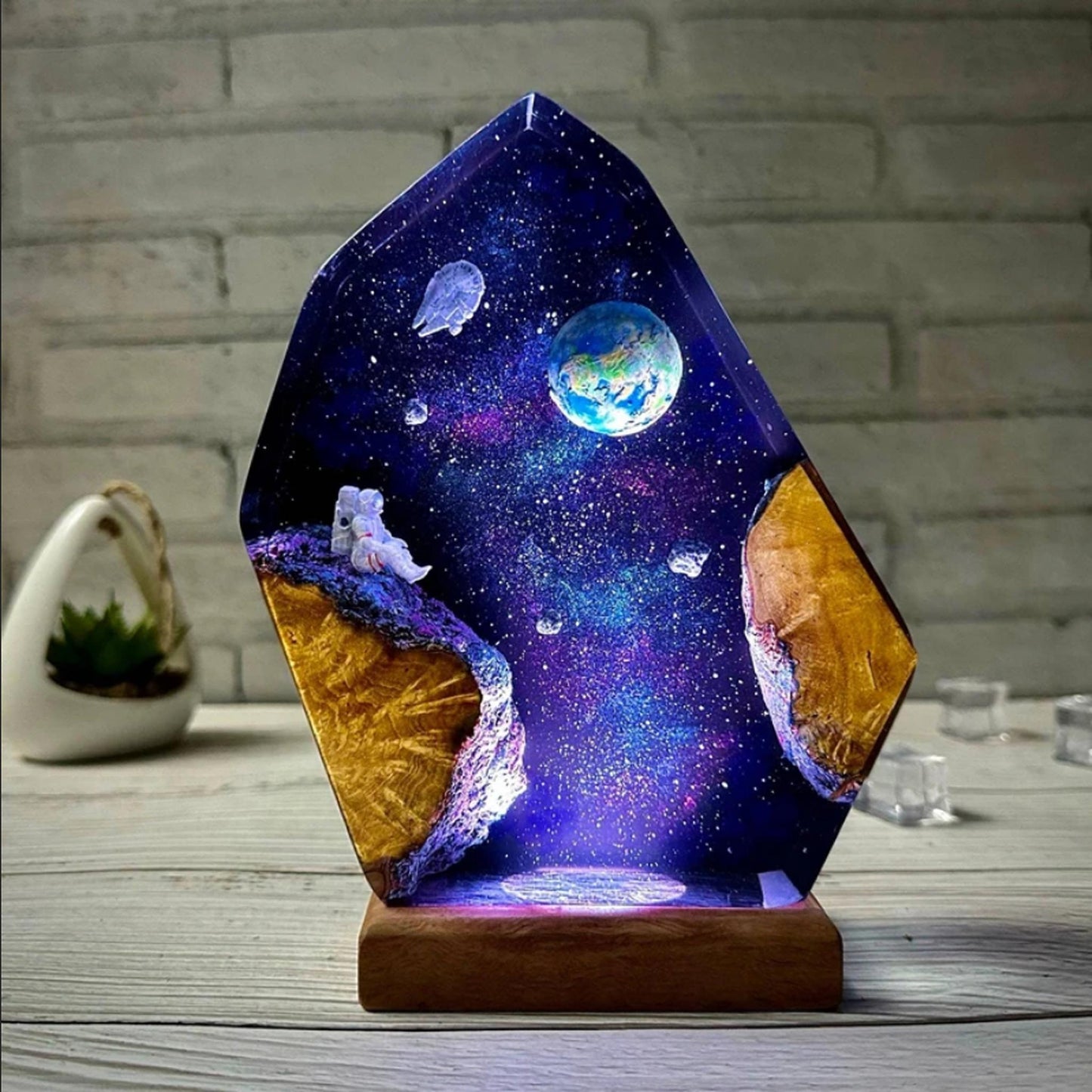 Space Universe Organism Resin Table Light Creative Art Decoration Lamp Earth Astronauts Theme Night Light USB Charge