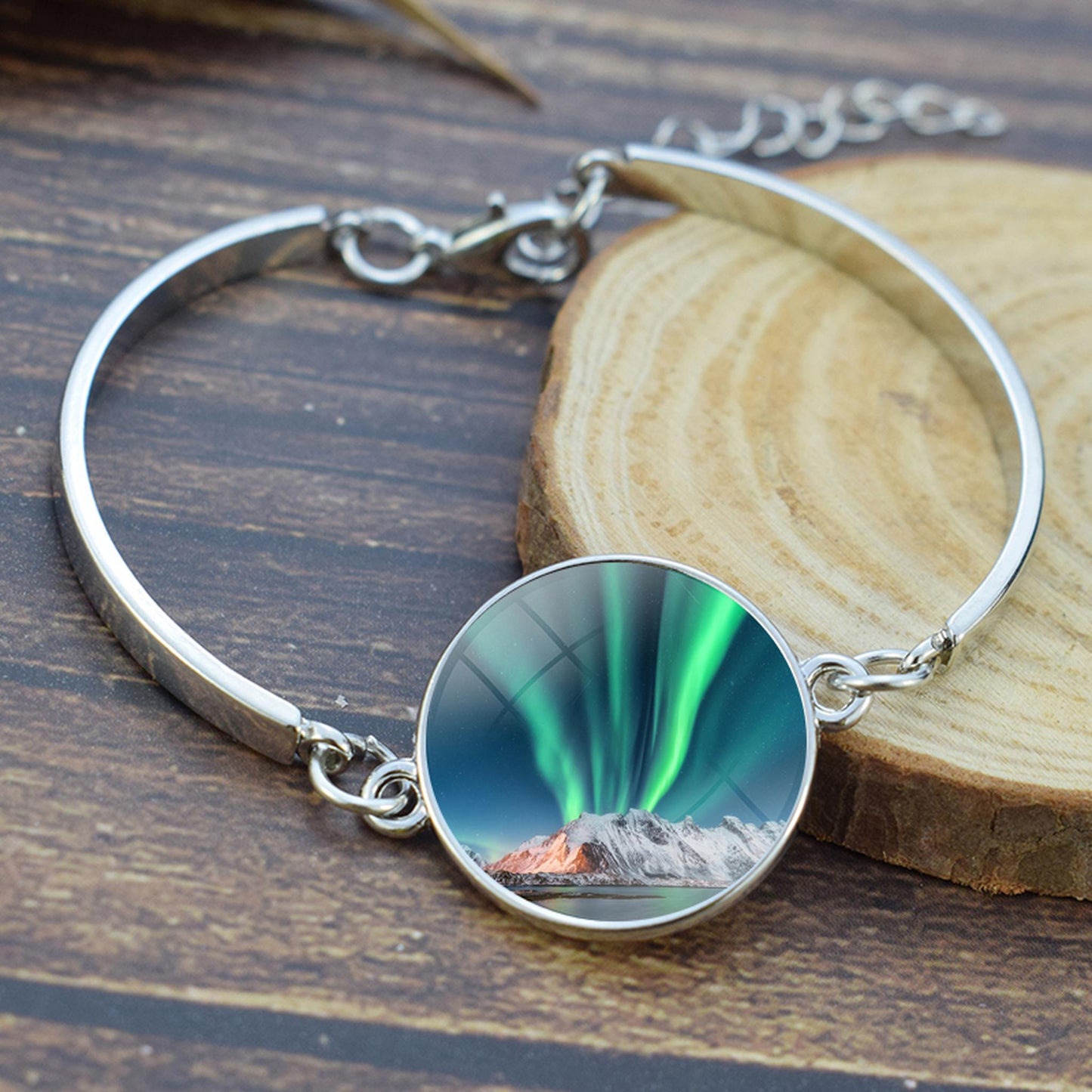 Brazalete luminoso de aurora boreal: joyería de luz del norte con cabujón de vidrio único y baño de plata, el regalo perfecto para amantes de la aurora.