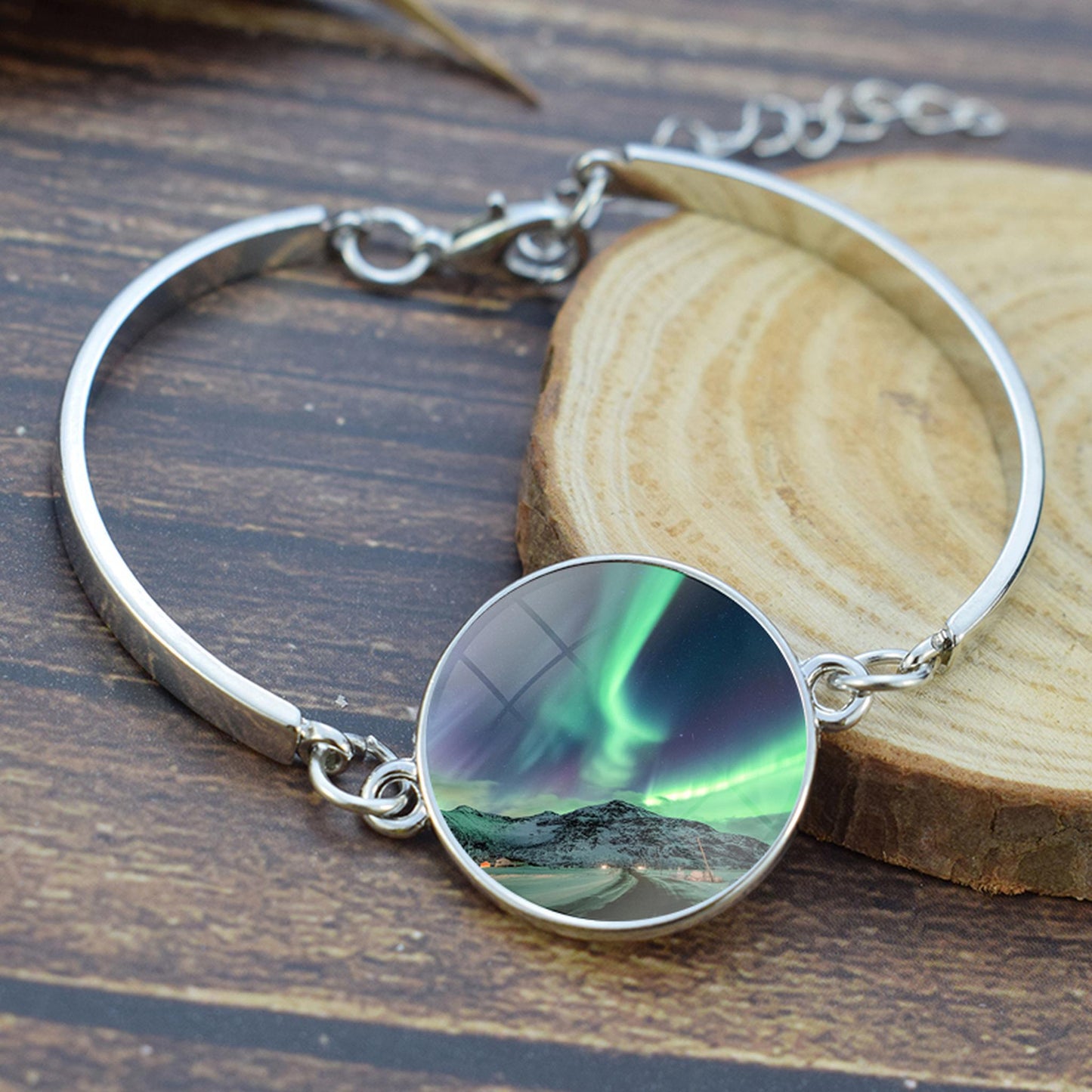 Brazalete luminoso de aurora boreal: joyería de luz del norte con cabujón de vidrio único y baño de plata, el regalo perfecto para amantes de la aurora.