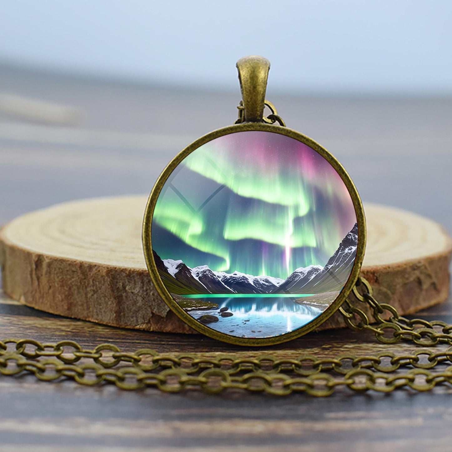 Collier en bronze lumineux Aurora Borealis - Bijoux Northern Light - Collier pendentif dôme en verre unique - Cadeau parfait pour les amoureux des aurores boréales