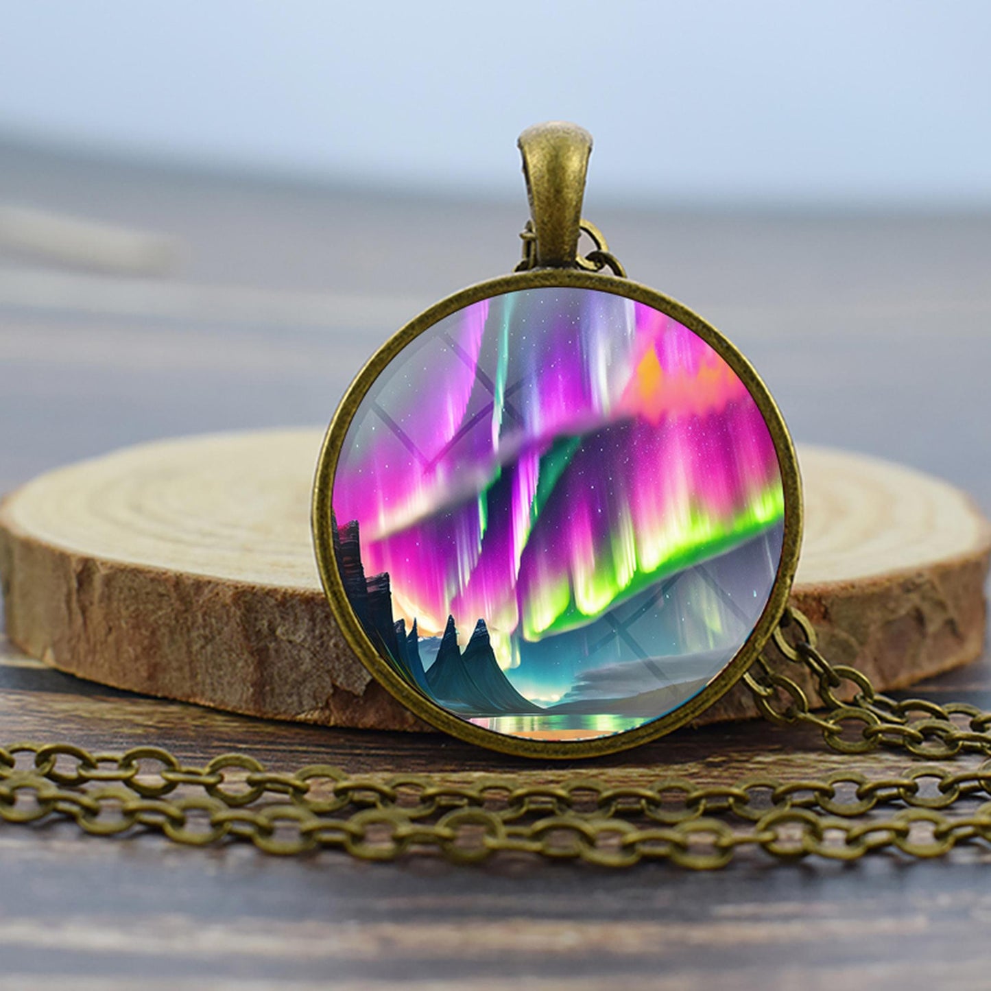 Collier en bronze lumineux Aurora Borealis - Bijoux Northern Light - Collier pendentif dôme en verre unique - Cadeau parfait pour les amoureux des aurores boréales