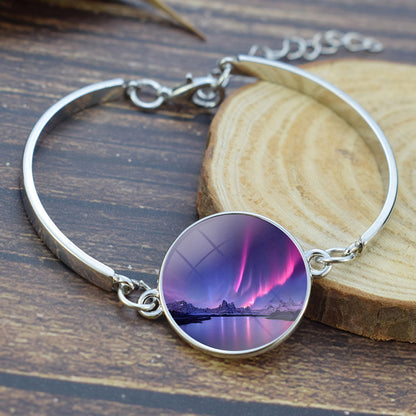 Brazalete luminoso de aurora boreal: joyería de luz del norte con cabujón de vidrio único y baño de plata, el regalo perfecto para amantes de la aurora.