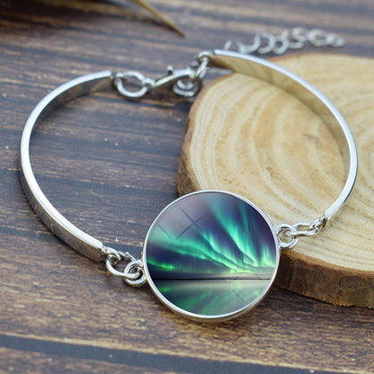 Brazalete luminoso de aurora boreal: joyería de luz del norte con cabujón de vidrio único y baño de plata, el regalo perfecto para amantes de la aurora.