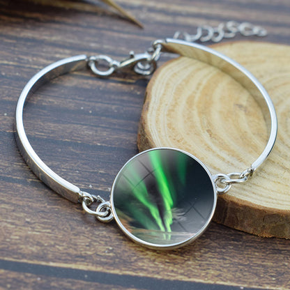 Lichtgevende Aurora Borealis Bangle Bracelet - Northern Light Sieraden - Unieke glazen cabochon verzilverde armband - Perfect Aurora Lovers Gift