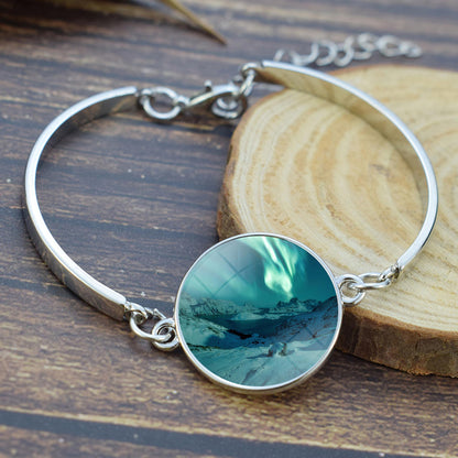 Lichtgevende Aurora Borealis Bangle Bracelet - Northern Light Sieraden - Unieke glazen cabochon verzilverde armband - Perfect Aurora Lovers Gift