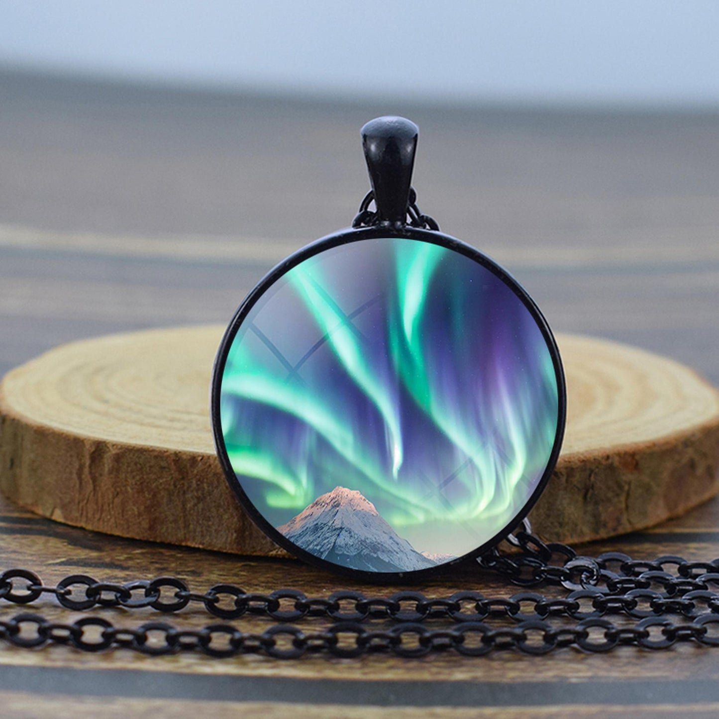 Collier noir lumineux Aurora Borealis - Bijoux Northern Light - Collier pendentif dôme en verre unique - Cadeau parfait pour les amoureux des aurores boréales