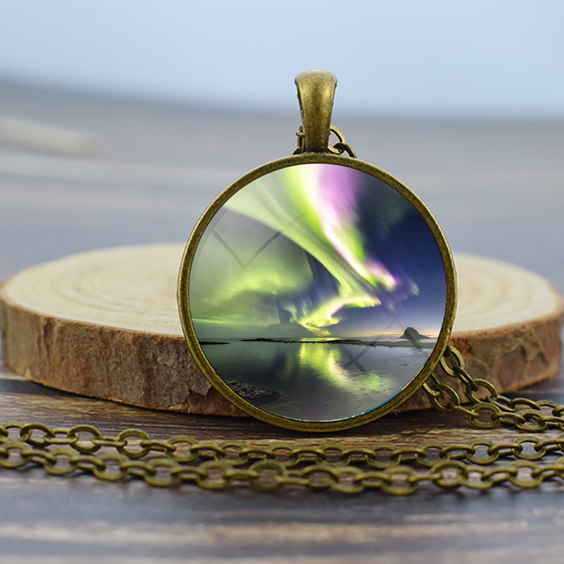 Collier en bronze lumineux Aurora Borealis - Bijoux Northern Light - Collier pendentif dôme en verre unique - Cadeau parfait pour les amoureux des aurores boréales