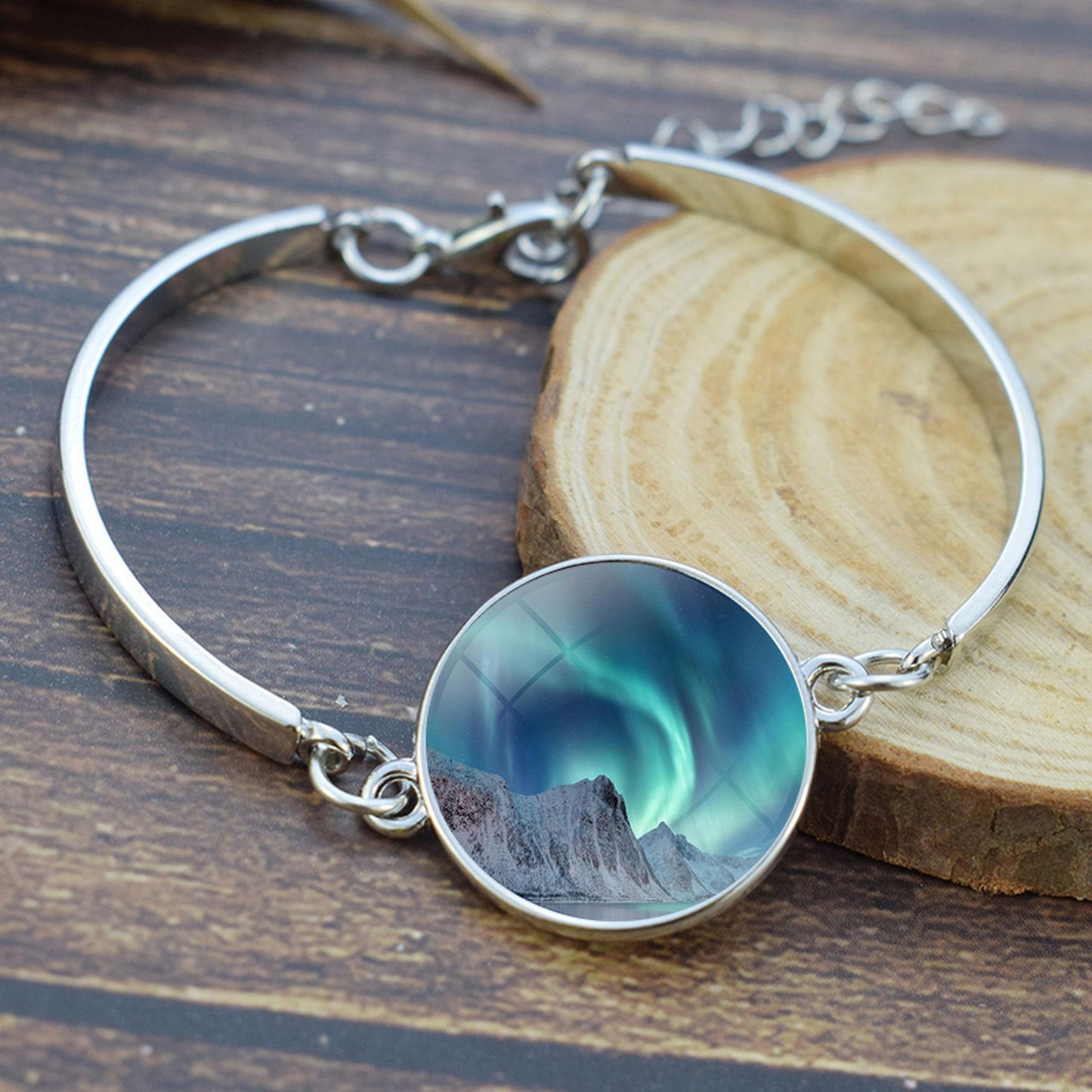 Lichtgevende Aurora Borealis Bangle Bracelet - Northern Light Sieraden - Unieke glazen cabochon verzilverde armband - Perfect Aurora Lovers Gift