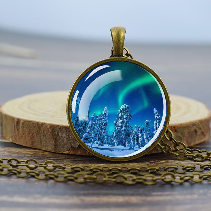 Collier en bronze lumineux Aurora Borealis - Bijoux Northern Light - Collier pendentif dôme en verre unique - Cadeau parfait pour les amoureux des aurores boréales