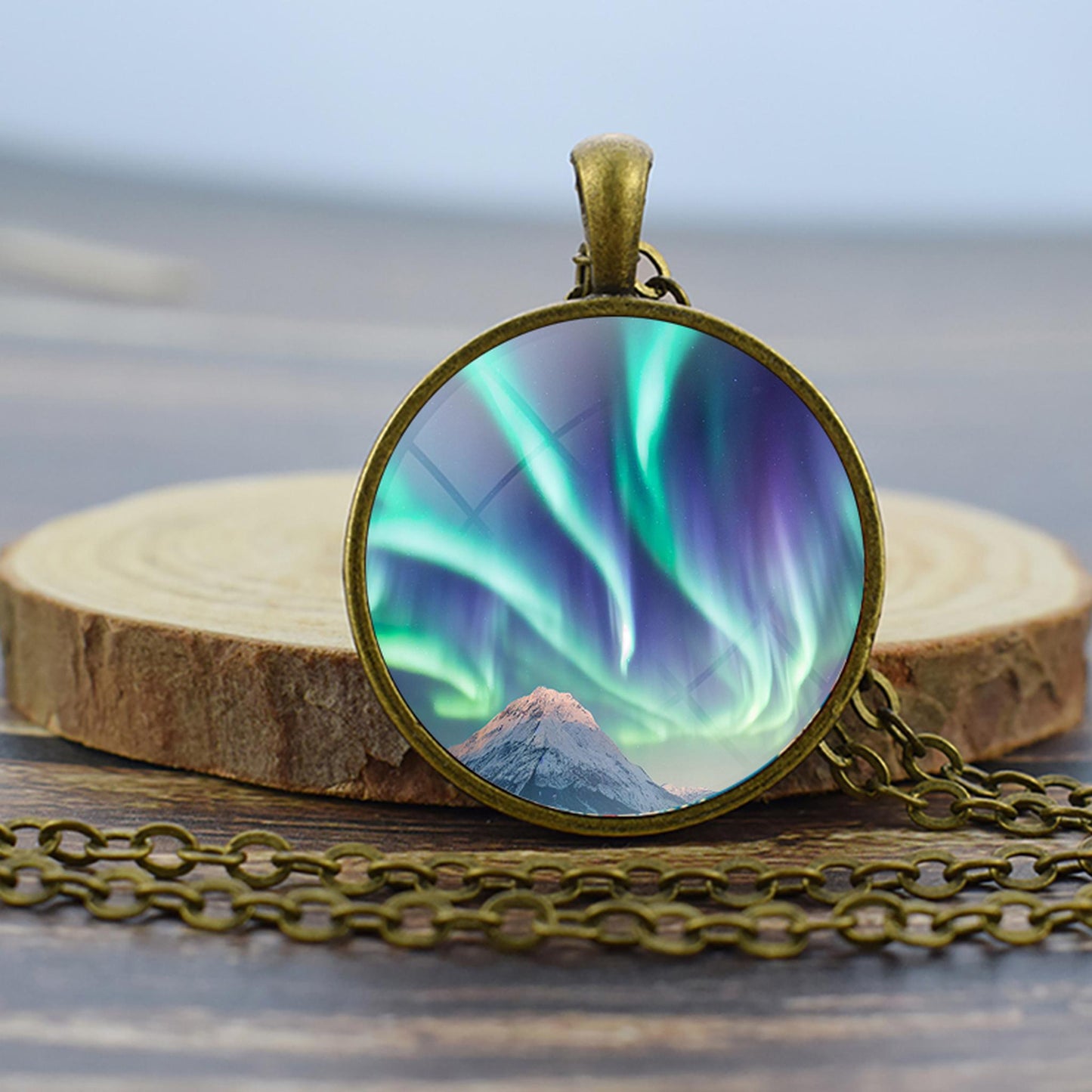 Collier en bronze lumineux Aurora Borealis - Bijoux Northern Light - Collier pendentif dôme en verre unique - Cadeau parfait pour les amoureux des aurores boréales