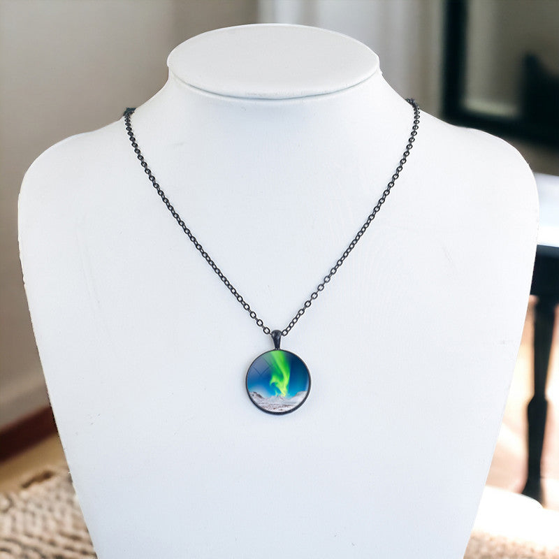 Collier noir lumineux Aurora Borealis - Bijoux Northern Light - Collier pendentif dôme en verre unique - Cadeau parfait pour les amoureux des aurores boréales