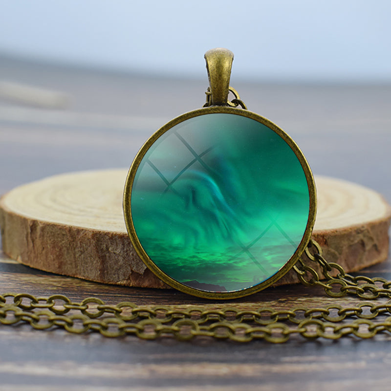 Collier en bronze lumineux Aurora Borealis - Bijoux Northern Light - Collier pendentif dôme en verre unique - Cadeau parfait pour les amoureux des aurores boréales