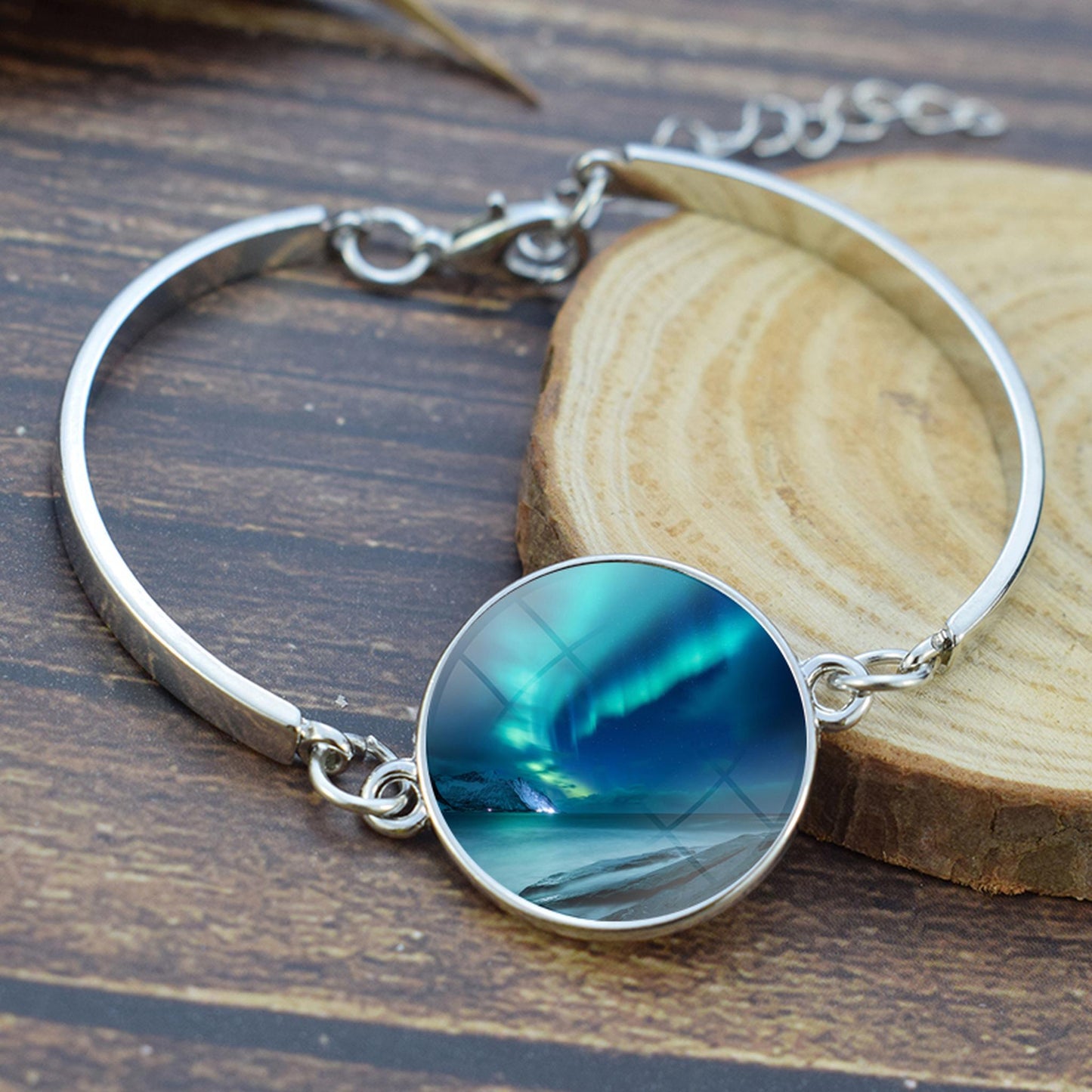 Lichtgevende Aurora Borealis Bangle Bracelet - Northern Light Sieraden - Unieke glazen cabochon verzilverde armband - Perfect Aurora Lovers Gift