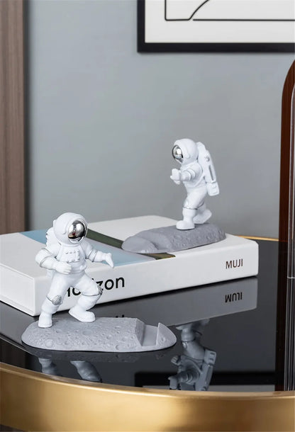 Astronaut Mobile Phone Stand Holder Spaceman Sculpture Desk Decoration Smartphone Bracket Home Ornaments for Space Enthusiasts