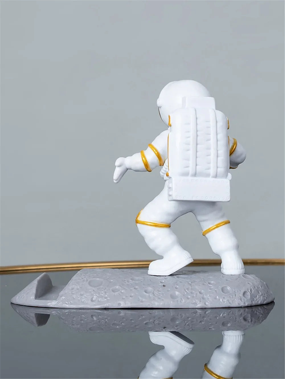 Astronaut Mobile Phone Stand Holder Spaceman Sculpture Desk Decoration Smartphone Bracket Home Ornaments for Space Enthusiasts