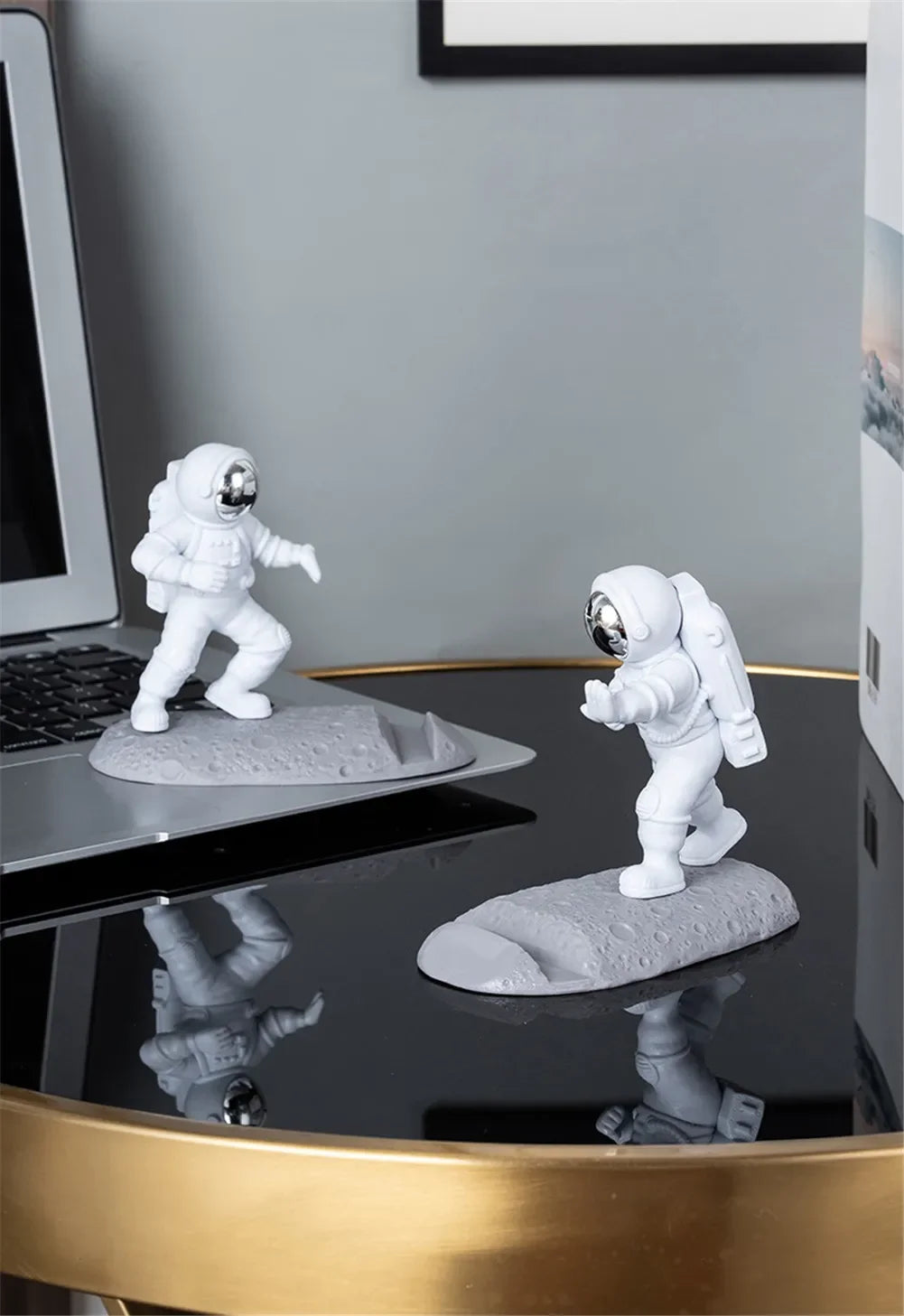 Astronaut Mobile Phone Stand Holder Spaceman Sculpture Desk Decoration Smartphone Bracket Home Ornaments for Space Enthusiasts